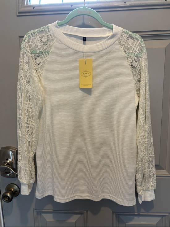 Tops - White long sleeve shirt with lace sleeves